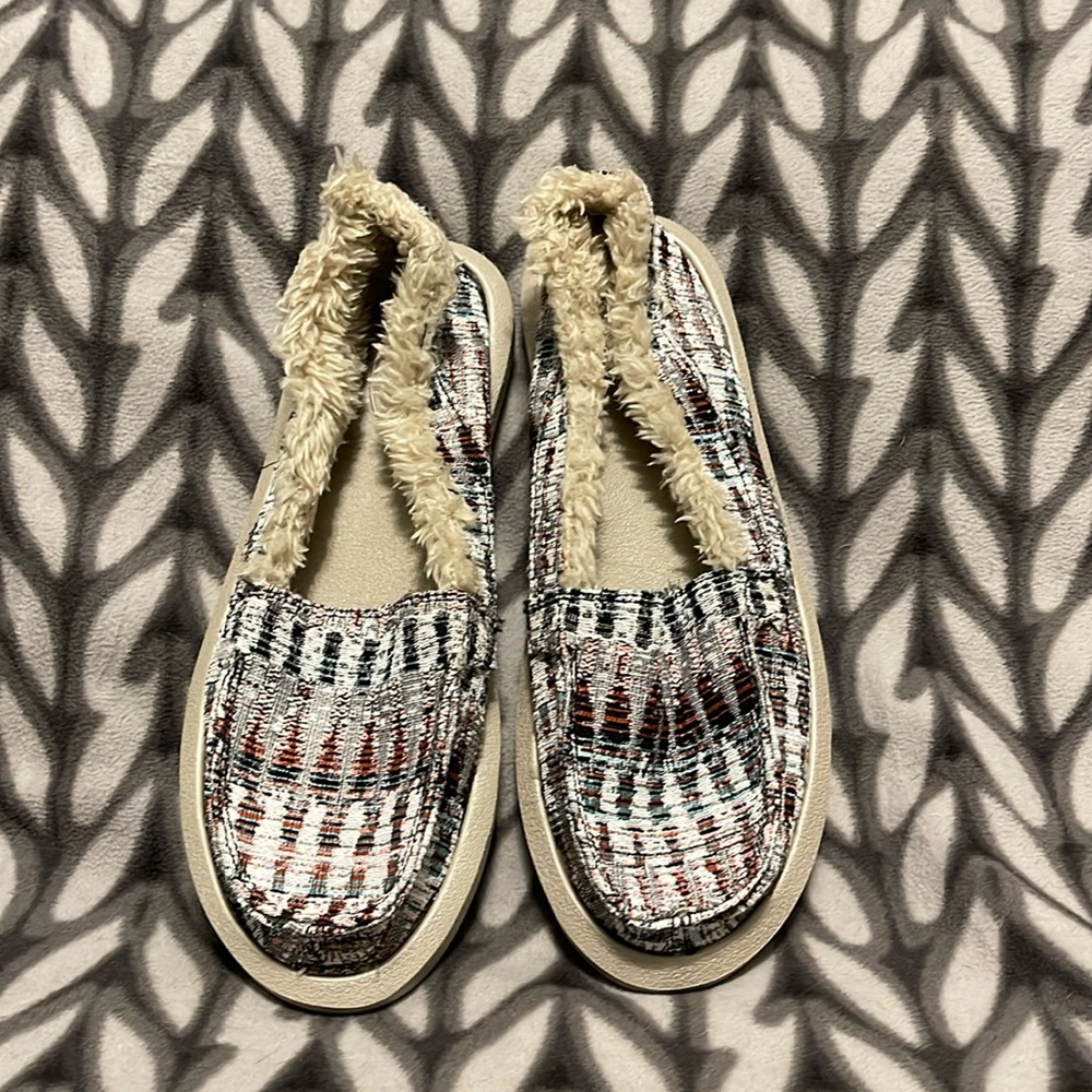 NWOB Sanuk fuzzy shoes
